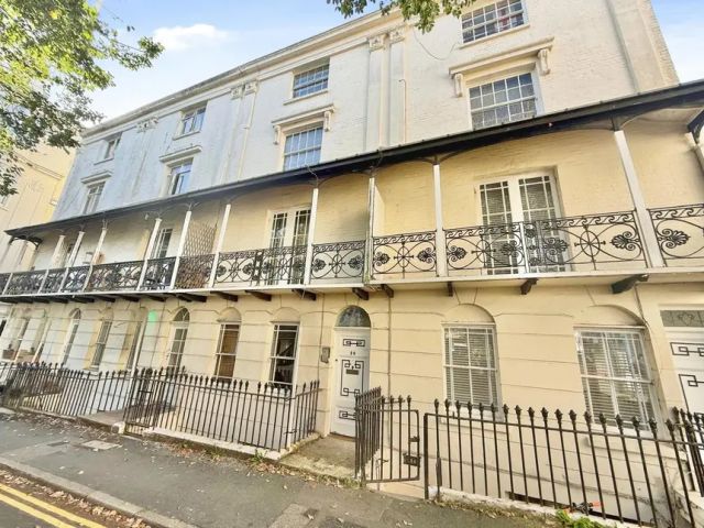 BRIGHTON BARGAIN: Charming Seaside Apartment in City Centre