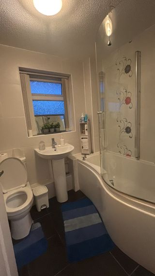 A spacious one double is available for rent in a 3-bedroom house - Photos 2 of 4