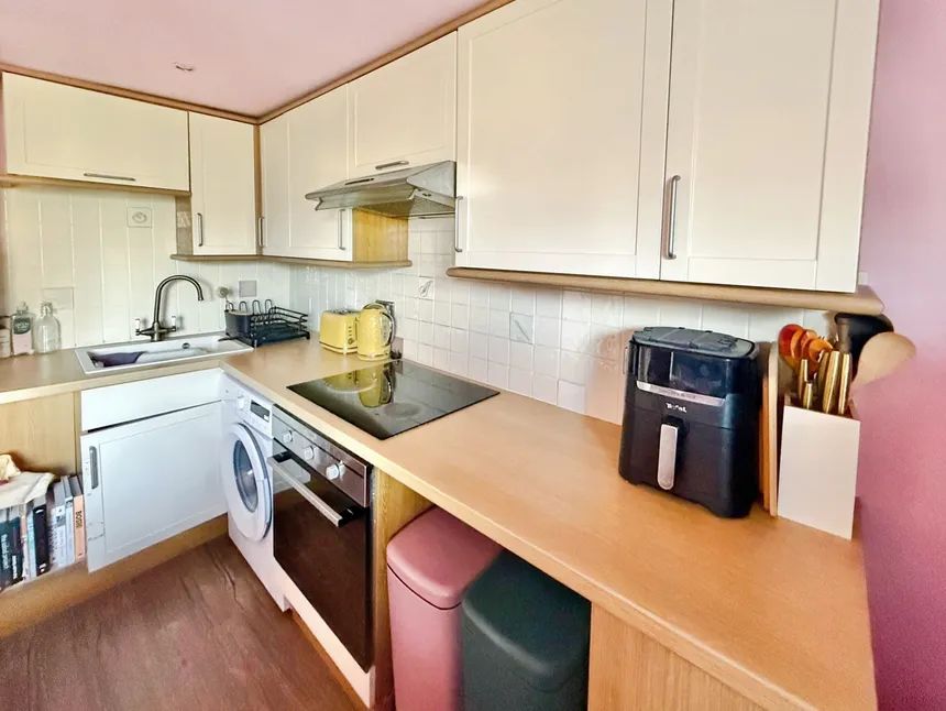 BRIGHTON BARGAIN: Charming Seaside Apartment in City Centre - Photos 4 of 10