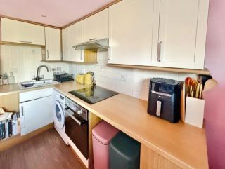 BRIGHTON BARGAIN: Charming Seaside Apartment in City Centre - Photos 4 of 10