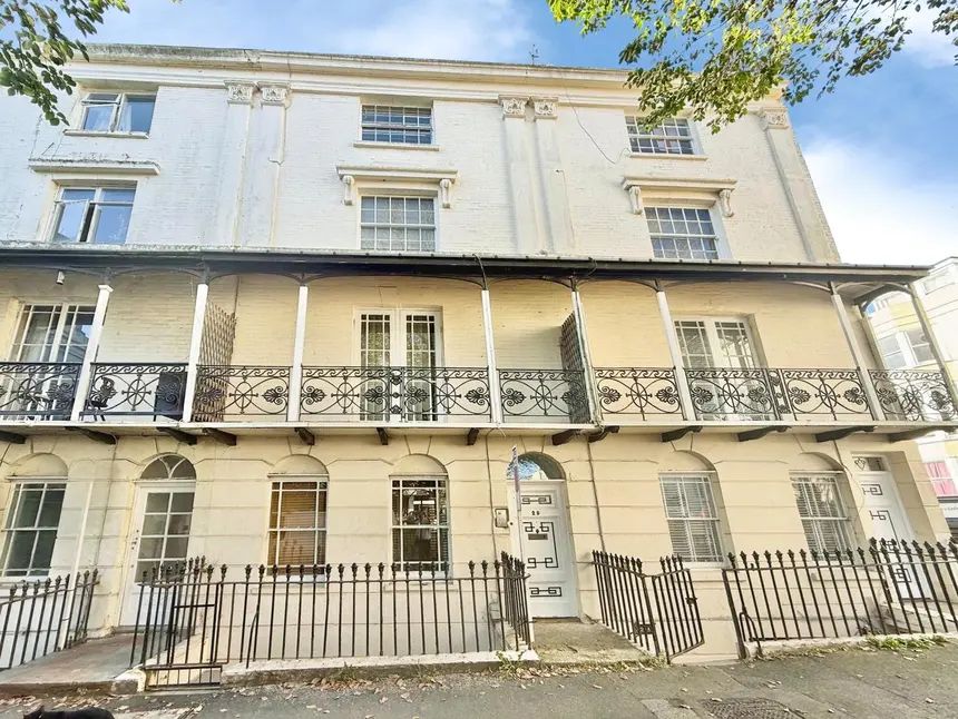 BRIGHTON BARGAIN: Charming Seaside Apartment in City Centre - Photos 10 of 10